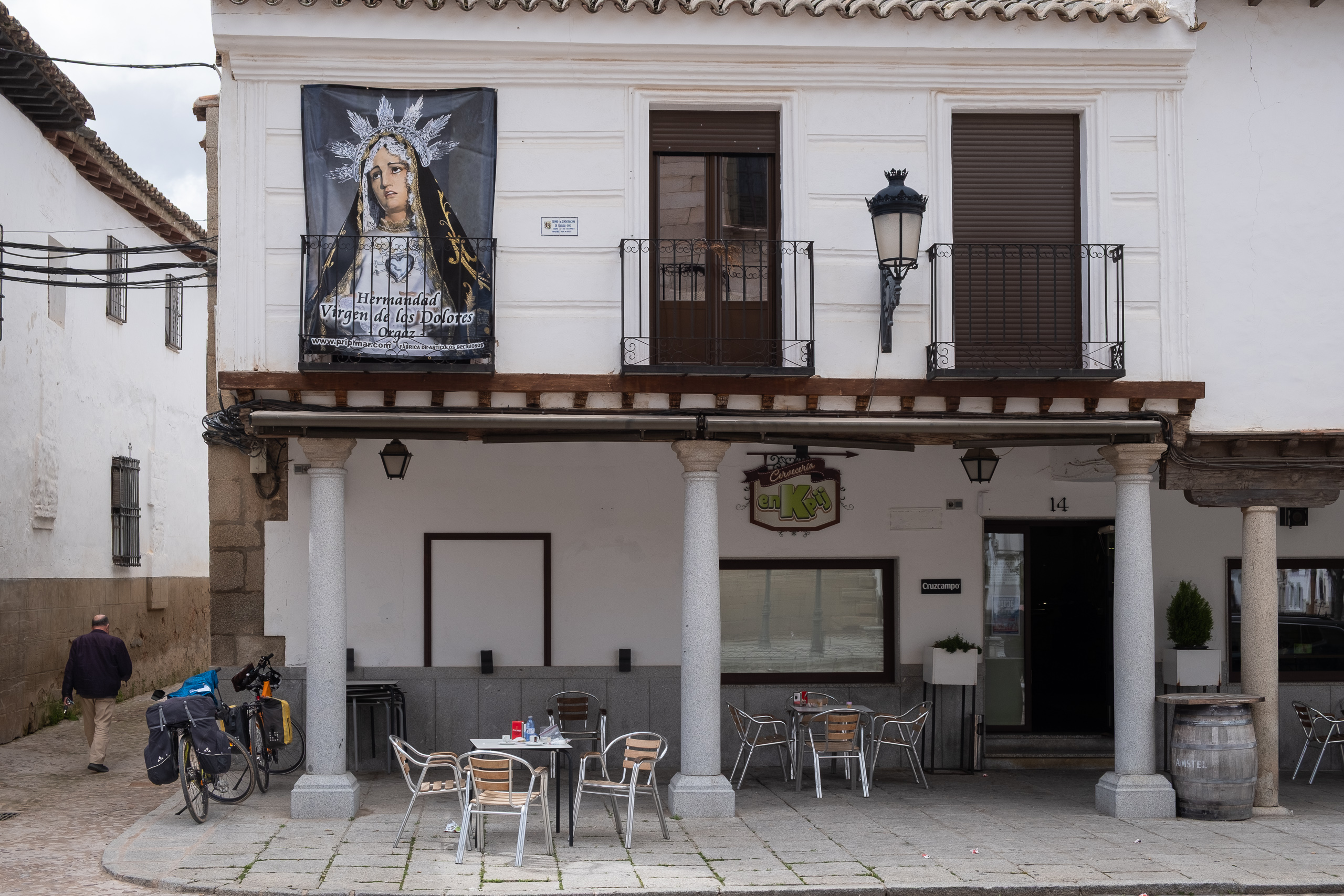 Mittagspause in Orgaz – Bar unter dem Bild der Virgen